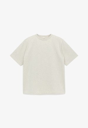 T-shirt gris clair à manches courtes et col rond posé à plat sur un fond blanc, montrant le devant avec une texture minimale.