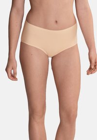 Beige hipster slipjes gemaakt van gladde, rekbare stof; voorzien van een brede, naadloze tailleband voor comfort en een strakke uitstraling.