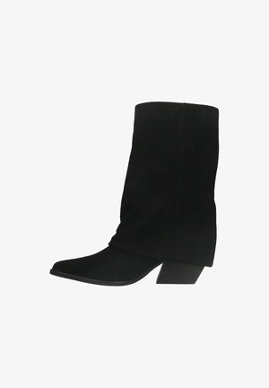 Bottine en daim noir avec un bout pointu, un design plié et un petit talon empilé. Texture lisse avec des détails de couture minimes.