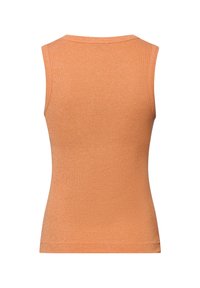 Mouwloos oranje topje van ribstof met een subtiele glans. Getailleerd ontwerp, gebogen halslijn en een nette zoom bij de taille.
