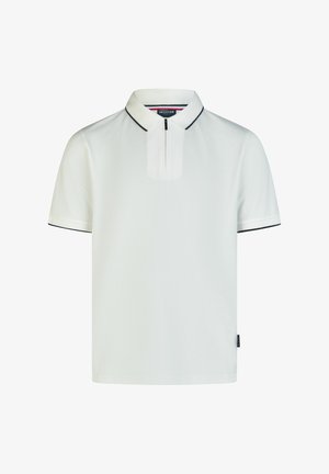 Weißes Polohemd mit kurzen Ärmeln und schwarzem Besatz am Kragen und an den Bündchen, mit einem Reißverschluss am Schlitz und einem kleinen Markenschild an der Seite.