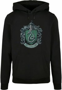 Svart hettegenser med Slytherin-crest med grønn skjold, sølvslange og dekorative detaljer. Inkluderer frontlomme og snorhette.