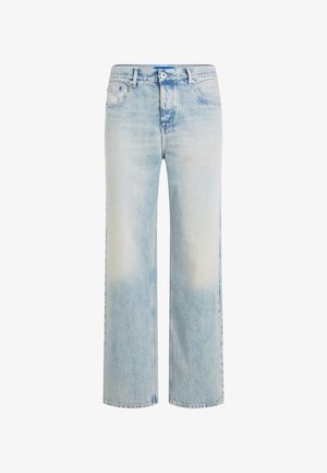 Jean droit bleu clair avec délavage, fermeture avant par bouton et fermeture éclair, et design à cinq poches.