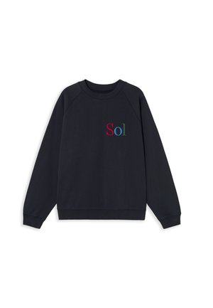 Dunkelblaues Sweatshirt mit Rundhalsausschnitt und gerippten Bündchen, das auf der Vorderseite mehrfarbig gestickten "Sol"-Text zeigt.