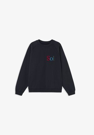 Sudadera oscura azul marino con cuello redondo y puños acanalados, que presenta el texto "Sol" bordado en múltiples colores en la parte delantera.