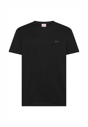 T-shirt nera a maniche corte con scollo a girocollo, piccolo triangolo bianco e logo "X" sul lato sinistro del petto e etichetta del marchio SUN68 all'interno del colletto.