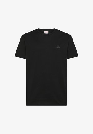 T-shirt nera a maniche corte con scollo a girocollo, piccolo triangolo bianco e logo "X" sul lato sinistro del petto e etichetta del marchio SUN68 all'interno del colletto.