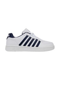 Weiße Leder Sneaker mit navyblauen Akzenten. Verfügt über drei navyblaue Streifen, flache Schnürsenkel und eine strukturierte Gummisohle. K-Swiss-Logo an der Ferse.