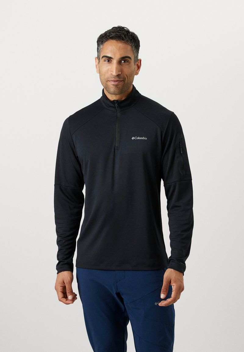 Czarny polarowy shirt z długimi rękawami, na pół zamek, z logo po lewej stronie klatki piersiowej, charakteryzujący się gładką fakturą i sportowym krojem.
