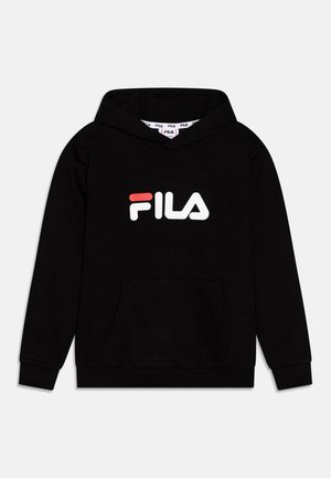 Sweat à capuche noir FILA avec une poche kangourou à l'avant et un logo FILA blanc et rouge centré sur la poitrine.