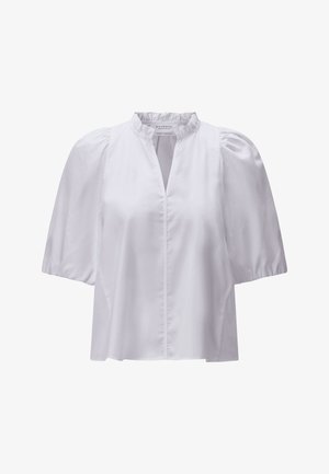Fehér rövid ujjú blúz, puffos vállakkal, fodros, kerek nyakkivágással és elöl sliccelt nyílással, sima anyagból készült.