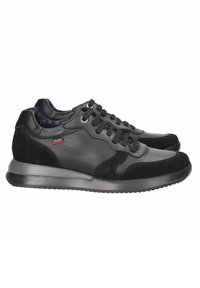 Sneaker nere in pelle e camoscio, con una finitura testurizzata, punta tonda, suola piatta in gomma e design con lacci arricchito da occhielli in acciaio. 