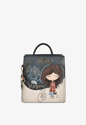 Borsa quadrata con illustrazione di una ragazza che tiene dei fiori, un piccolo cane, uno schizzo di bicicletta e testo decorativo su sfondo scuro e chiaro.