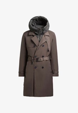Brauner Trenchcoat mit abnehmbarer grauer gepolsterter Kapuze, Knopfverschluss, Gürtel und seitlichen Taschen. Verfügt über einen glatten Stoff und ein klassisches Design.
