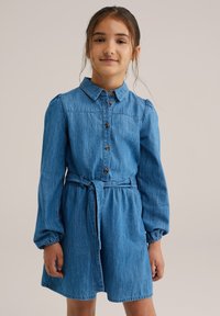 Denim obleka v modri barvi, z ovratnikom, z gumbom, dolgimi napihnjenimi rokavi in cinčenim pasom z vezavico.