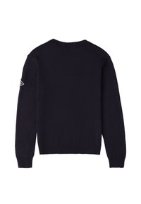 Maglione lavorato a maglia blu navy con colletto rotondo a costine, maniche lunghe e un emblema triangolare sulla manica sinistra. Texture liscia in tutto il capo.