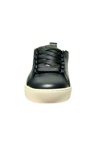 Sneakers neri con texture, punta liscia, lacci in tessuto e suola in gomma bianca. Presentano un piccolo logo sulla linguetta.