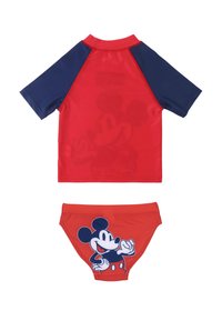 Set da bagno per bambini in rosso e blu navy, composto da una maglietta a maniche corte e slip, con un grafico di un personaggio dei cartoni animati su entrambi i pezzi.