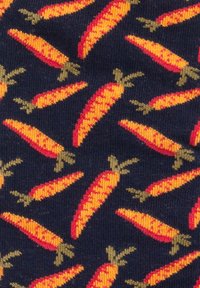 Tessuto navy con un motivo ripetuto di carote arancioni e rosse, dettagliato con cime verdi, in texture lavorata a maglia per resistenza e flessibilità.