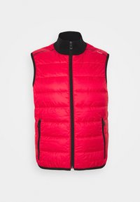 Gilet senza maniche rosso imbottito con colletto nero, zip nera e due tasche anteriori con zip su uno sfondo uniforme.