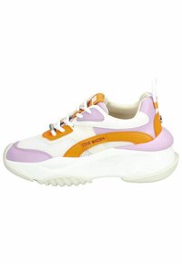 Baskets de sport colorées avec une tige en maille blanche, des accents lavande et orange, une semelle blanche épaisse et un branding bien visible.