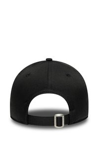 Casquette noire en tissu lisse, avec une visière courbée et une sangle réglable à l'arrière dotée d'un fermoir métallique. Design sobre, sans accents supplémentaires.