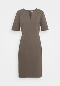 Robe marron longueur genou avec manches courtes, légère fente en V au col, taille ajustée et fermeture éclair dans le dos sur fond blanc uni.