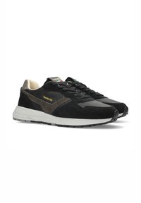Sneakers in suede nero con accenti grigi, design elegante, punta rotonda e suola bianca a contrasto. Marchio sulla linguetta e sul lato.
