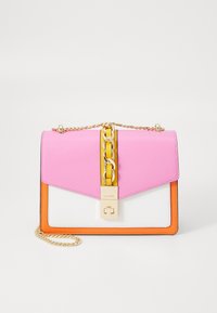 Borsa color block realizzata in materiale sintetico nei colori rosa, bianco e arancione. Dettagli in catena dorata sulla chiusura a flap. Finitura testurizzata e forma strutturata.