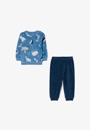 Conjunto de pijama infantil azul que incluye una camiseta de manga larga con un divertido estampado de animales y pantalones suaves y de felpa en azul oscuro con cintura elástica.