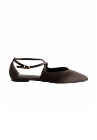 Chaussure plate en cuir marron avec un bout pointu et des côtés ouverts. Dispose d'une sangle en croix avec une boucle, d'un matériau élégant et d'une semelle basse.