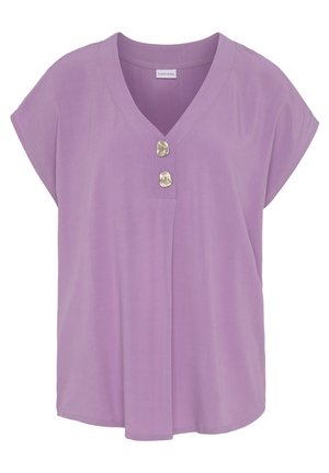 Lavendelkleurige blouse met korte mouwen, V-hals en twee decoratieve onregelmatige zilveren knopen op de voorlijst.