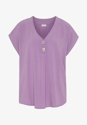 Lavendelkleurige blouse met korte mouwen, V-hals en twee decoratieve onregelmatige zilveren knopen op de voorlijst.