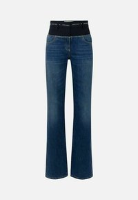 Jeans in denim blu scuro con fondo svasato e una fascia elastica nera in vita. Presentano il classico stile a cinque tasche e un leggero effetto sbiadito.