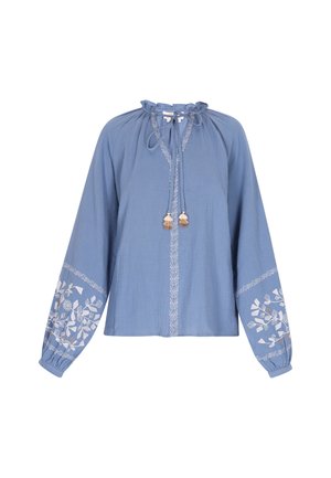Bluză albastră cu mâneci lungi, guler cu volane, bandă ajustabilă și broderie florală albă pe mâneci. Material moale, texturat.