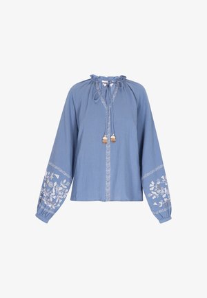 Bluză albastră cu mâneci lungi, guler cu volane, bandă ajustabilă și broderie florală albă pe mâneci. Material moale, texturat.