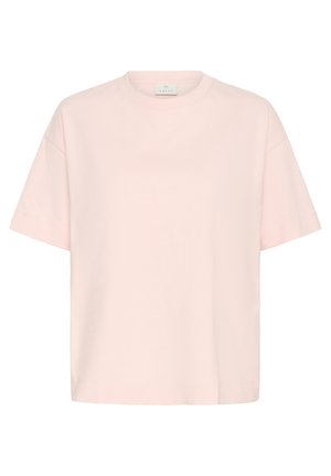 Světle růžové tričko vyrobené z jemné látky, s kulatým výstřihem a krátkými, širokými rukávy. Jednoduchý design bez viditelných vzorů nebo akcentů.
