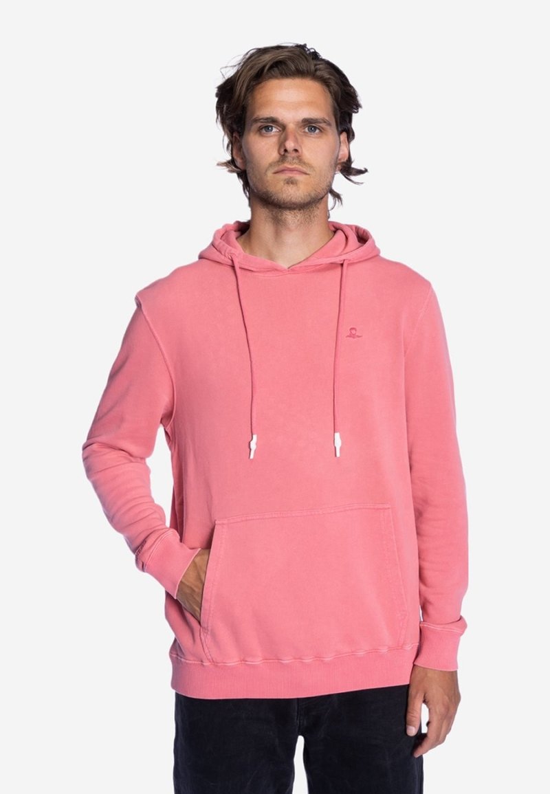 Roze hoodie van zacht materiaal, met een kangoeroezak, koorden en een klein logo op de borst.