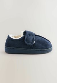 Pantofole blu navy realizzate in morbido camoscio con interno bianco soffice. Dotate di una cinghia con chiusura a strappo per una vestibilità sicura. Suola piatta in gomma.