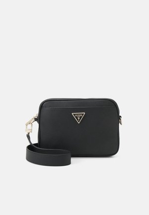 Sac bandoulière rectangulaire en cuir noir avec logo Guess doré et bandoulière réglable sur un fond uni.