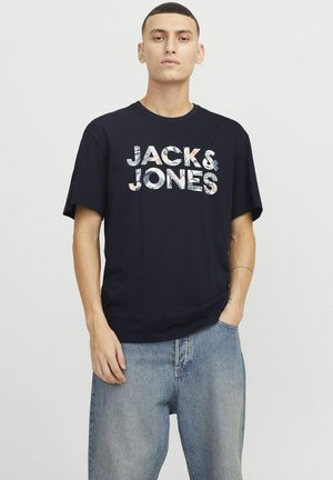 Donkerblauwe T-shirt met korte mouwen, met een groot "JACK & JONES" logo in kleurrijke, gemusterde letters. Relaxte pasvorm met een ronde halslijn.