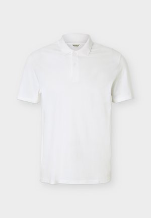 Άσπρο κοντομάνικο πόλο μπλουζάκι με γιακά και δύο κουμπιά, εμφανίζεται σε απλό ανοιχτό φόντο.