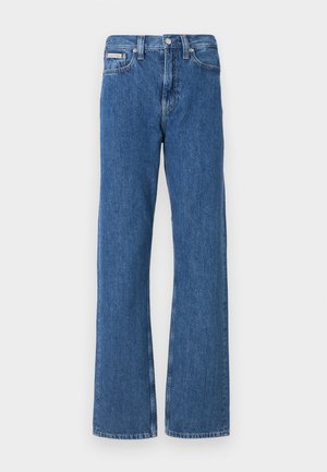 Modri bruseni kavbojki z naravnim krojem, ki imajo srednje visok pas, sprednje žepke in subtilne zbledelosti.