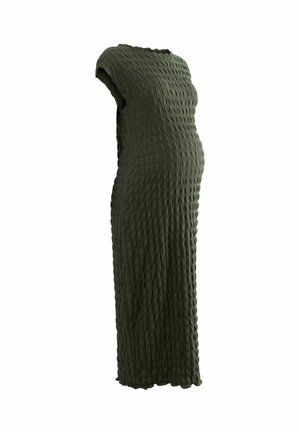 Rochie verde dintr-un material texturat cu un model în carouri. Are un decolteu înalt și un design ajustat, lung.