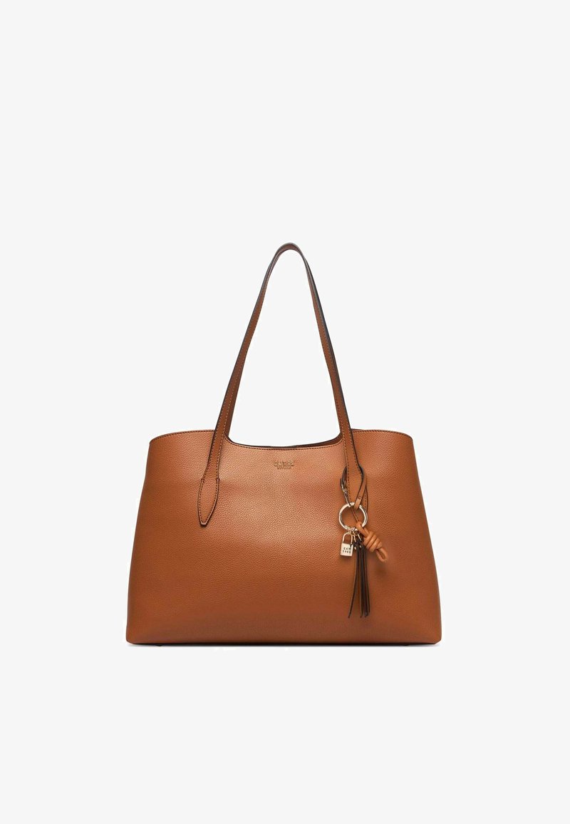 Sac cabas en cuir marron avec deux bretelles d'épaule et un porte-clés décoratif avec des pampilles et un charme en métal suspendu à l'avant.