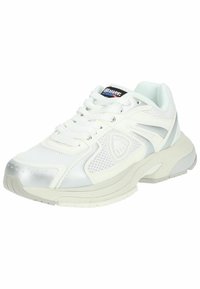 Scarpe da ginnastica bianche con sovrapposizioni in rete e sintetico, dettagli argentati, suole spesse e lacci a contrasto. Logo sulla linguetta e sul pannello laterale.