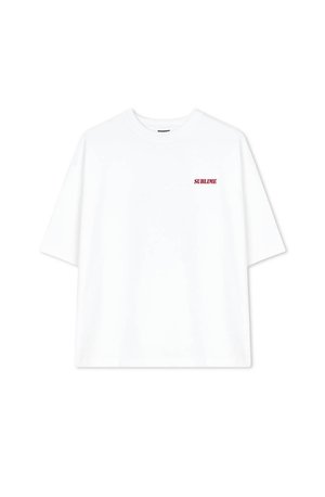 Valge lühikeste varrukatega T-särk, mis on valmistatud puuvillast ja millel on mugav lõige. Esiküljel on punane "SUBLIME" tekst, ümar kaelus ja ilma mustriteta.