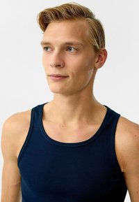 Marineblauw geribbelde tanktop met een ronde halslijn en brede schouderbanden, met een aansluitend ontwerp en een gladde textuur.