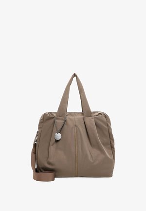 Sac en nylon beige avec poignées doubles et une bandoulière amovible. Présente des coutures verticales et une étiquette circulaire avec un accent en chaîne.