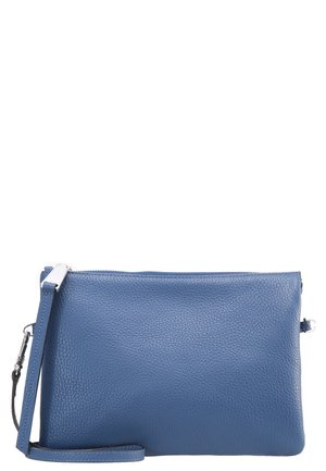 Pochette bracelet en cuir texturé bleu avec une fermeture éclair argentée et une sangle amovible sur fond blanc.